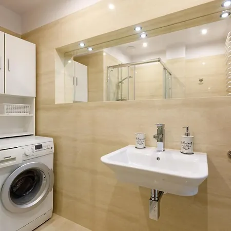 Urban Chic - Great Location - 2 Bedrooms& Legnicka Apartment